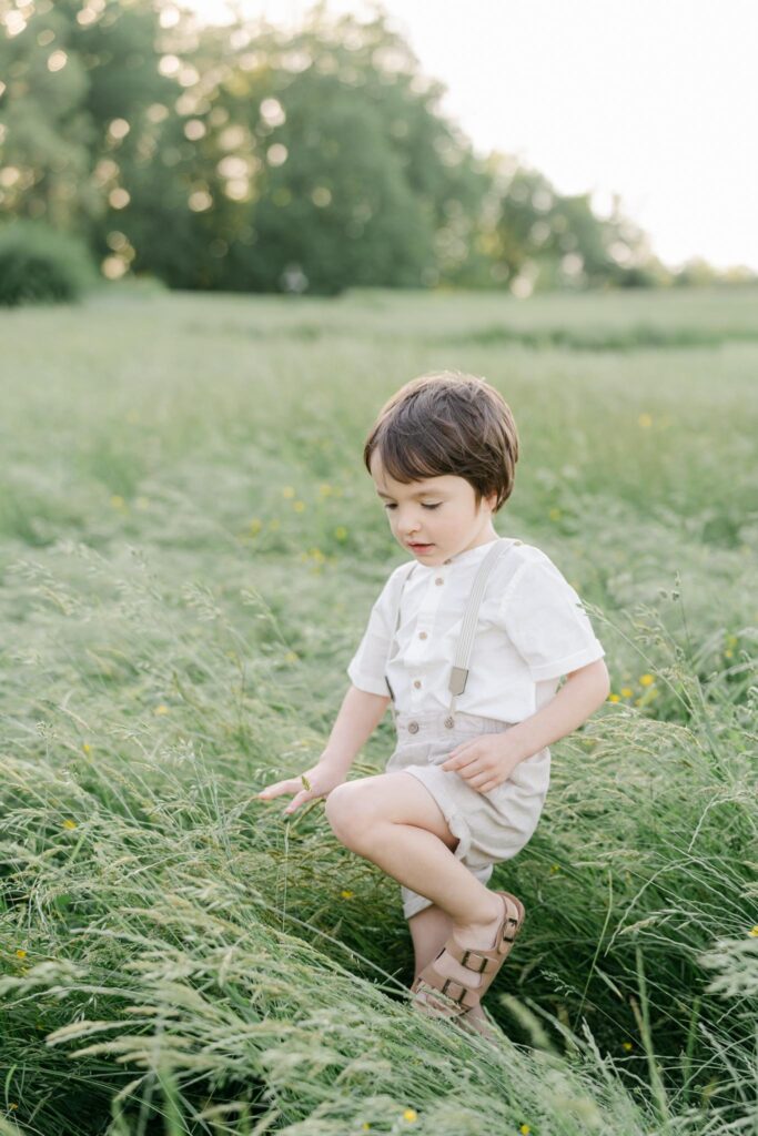 fields of tall grass make Winterthur a beautiful location for family photos
